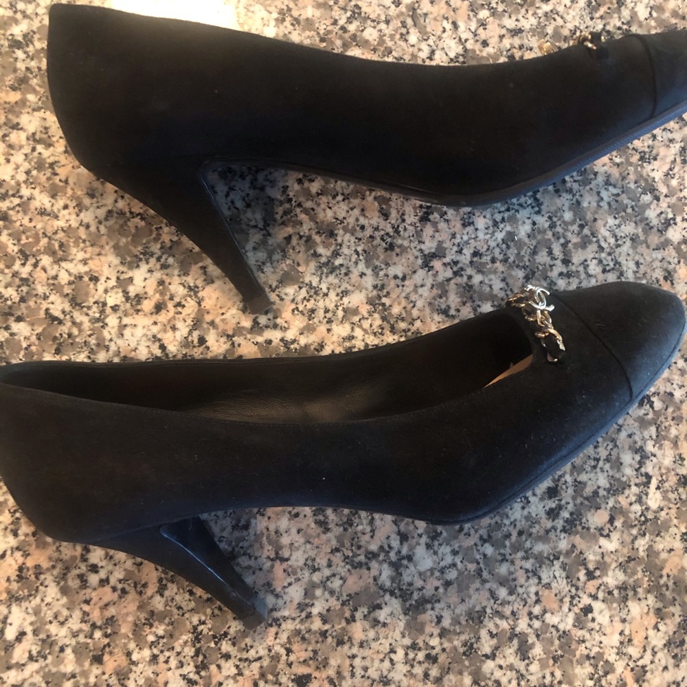 The Most Classic CHANEL heels, black suede - Picture 7 of 8